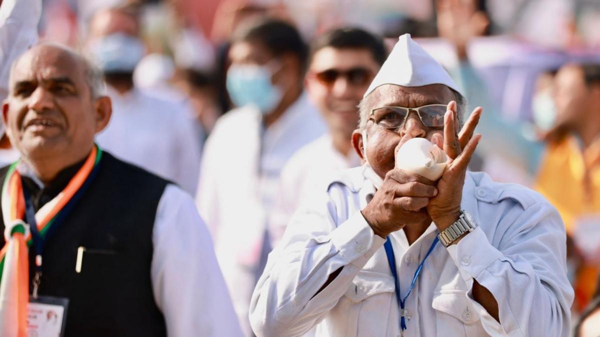 कांग्रेस की जयपुर रैली के दौरान एक कार्यकर्ता