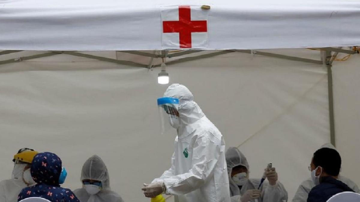 कोरोना के ओमिक्रॉन वैरिएंट से किसे ज्यादा खतरा? (Photo: Reuters)