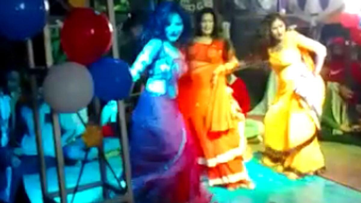 UP: बर्थडे पार्टी पर बार बालाओं का डांस, कोरोना गाइडलाइन की उड़ीं धज्जियां - Viral Video Birth day Party porn dance corona guidelines Police Fatehpur Uttar Pradesh tstc - AajTak