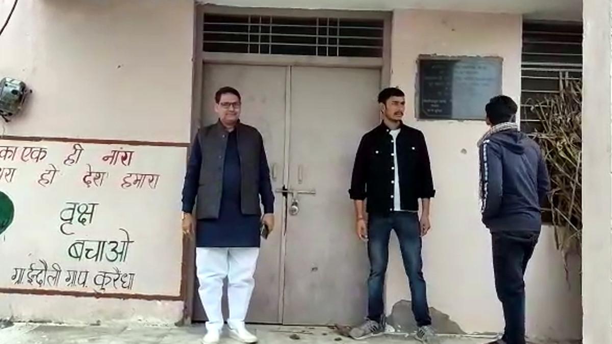 ड‍िस्पेंसरी में लगा ताला.