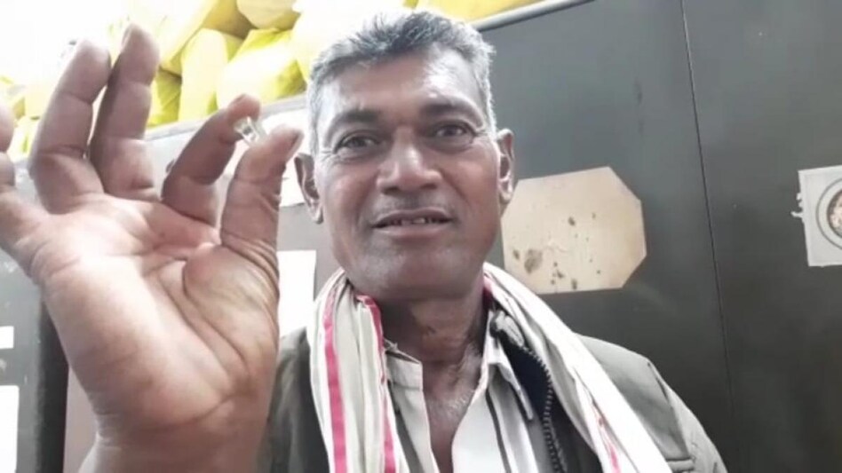 MP: एक झटके में बदल गई मजदूर की किस्मत, हाथ लगा 60 लाख का हीरा - PANNA DIAMOND DAY 7 diamonds found 13 carats Diamond Farmer tste - AajTak