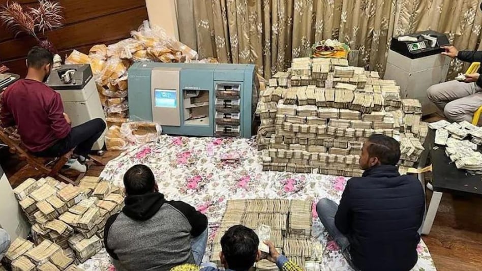 इत्र कारोबारी पीयूष जैन के घर मैराथन छापेमारी जारी, पुश्तैनी घर के बेसमेंट से मिले कई दस्तावेज - raid continues at perfume businessman Piyush Jain residence in Kannauj NTC ...