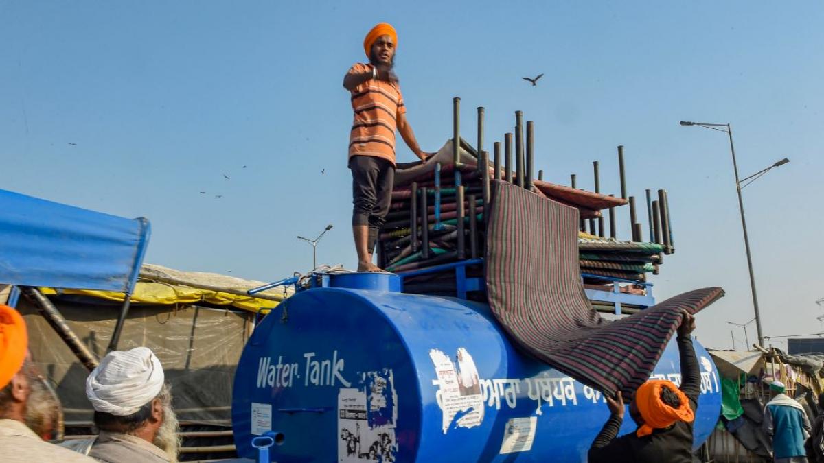 गाजीपुर से रवानगी की तैयारी में किसान (फोटो- पीटीआई)