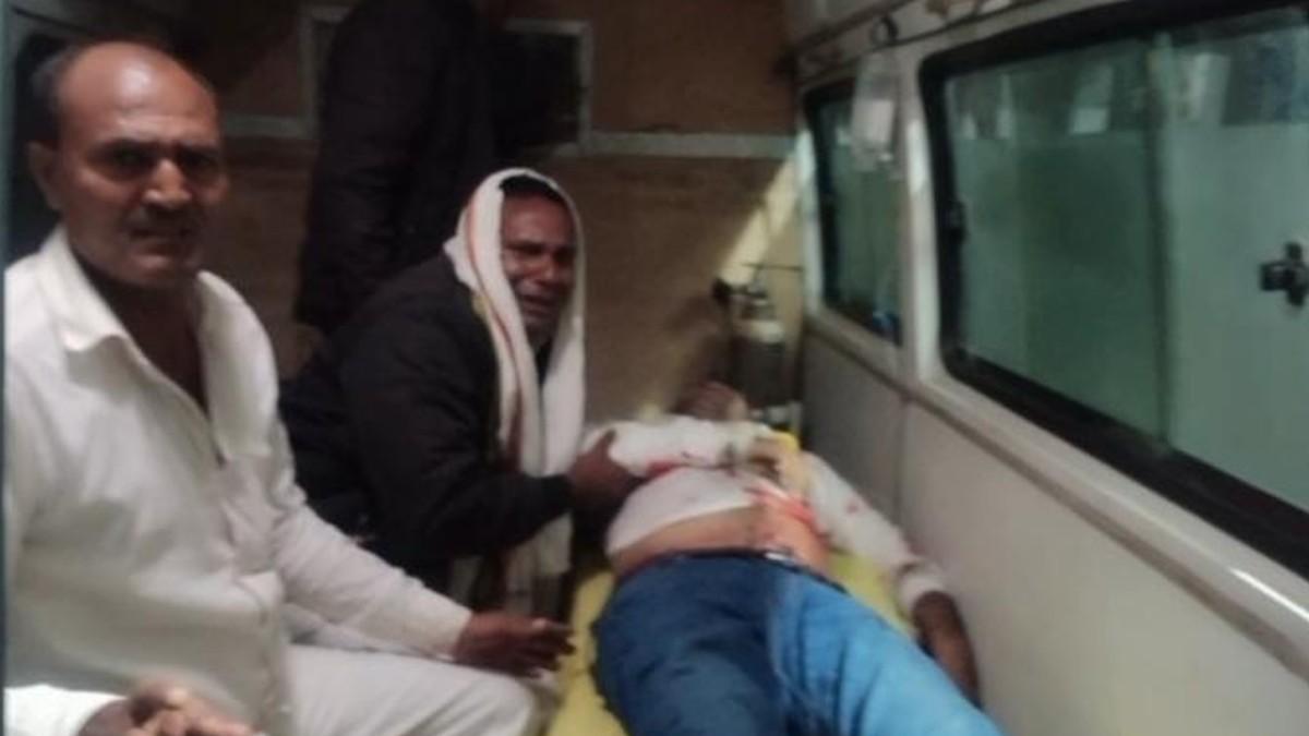 घायलों को एंबुलेंस से अस्पताल ले जाते परिजन.