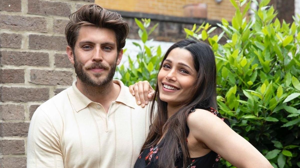 पति कोरी ट्रान के साथ फ्रीडा पिंटो