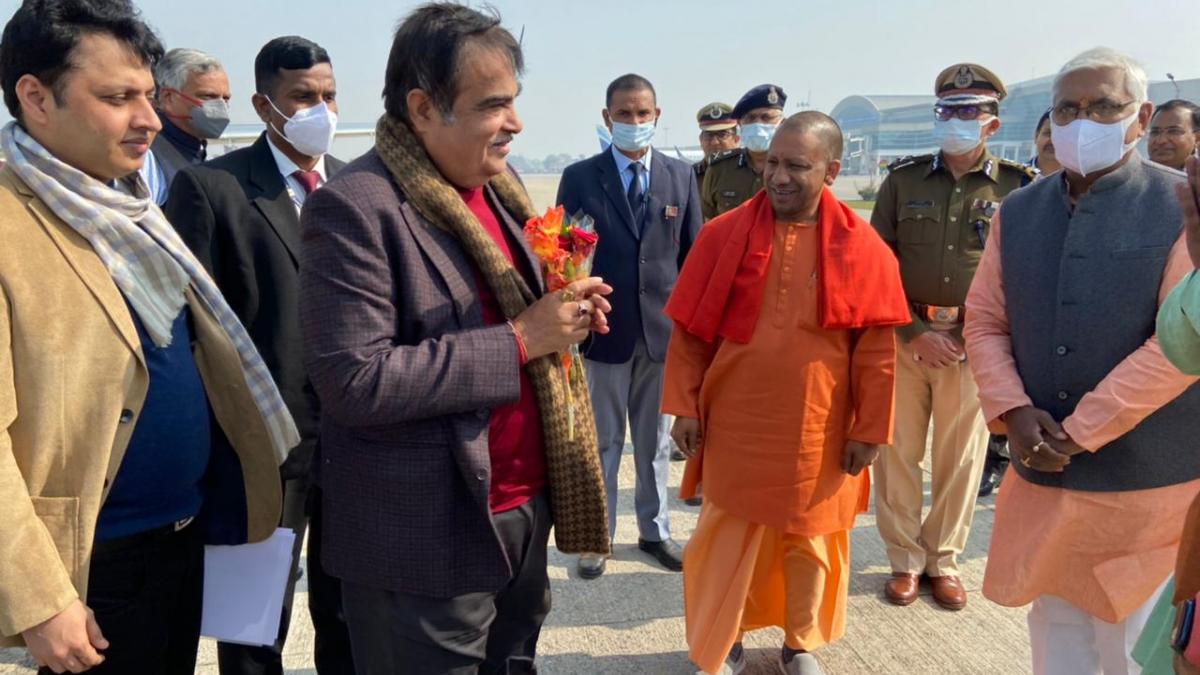 वाराणसी पहुंचे नितिन गडकरी 