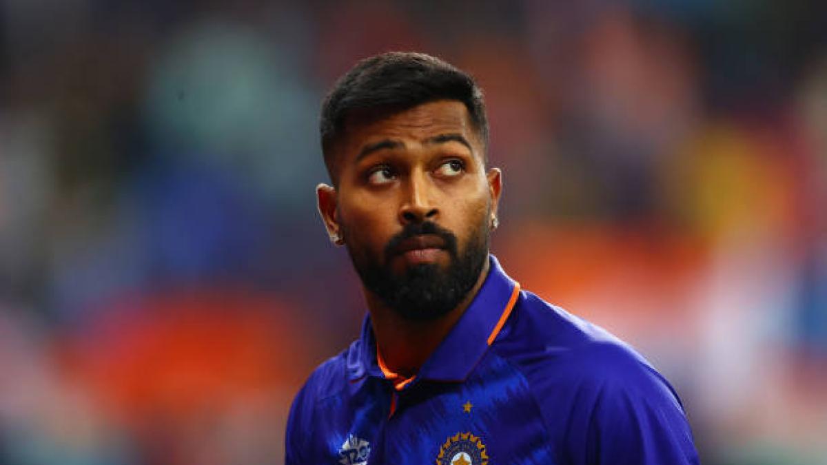 Hardik Pandya: फोटो खिंचवाते वक्त हार्दिक ने हटाया फैन का हाथ, सोशल मीडिया पर हो गए ट्रोल