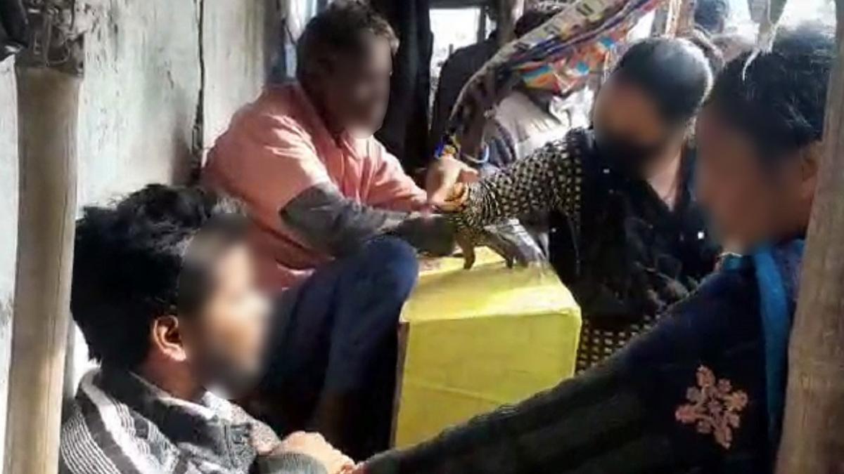 हाजीपुर के डाकबंगला चौराहे पर लड़के को पीटा 