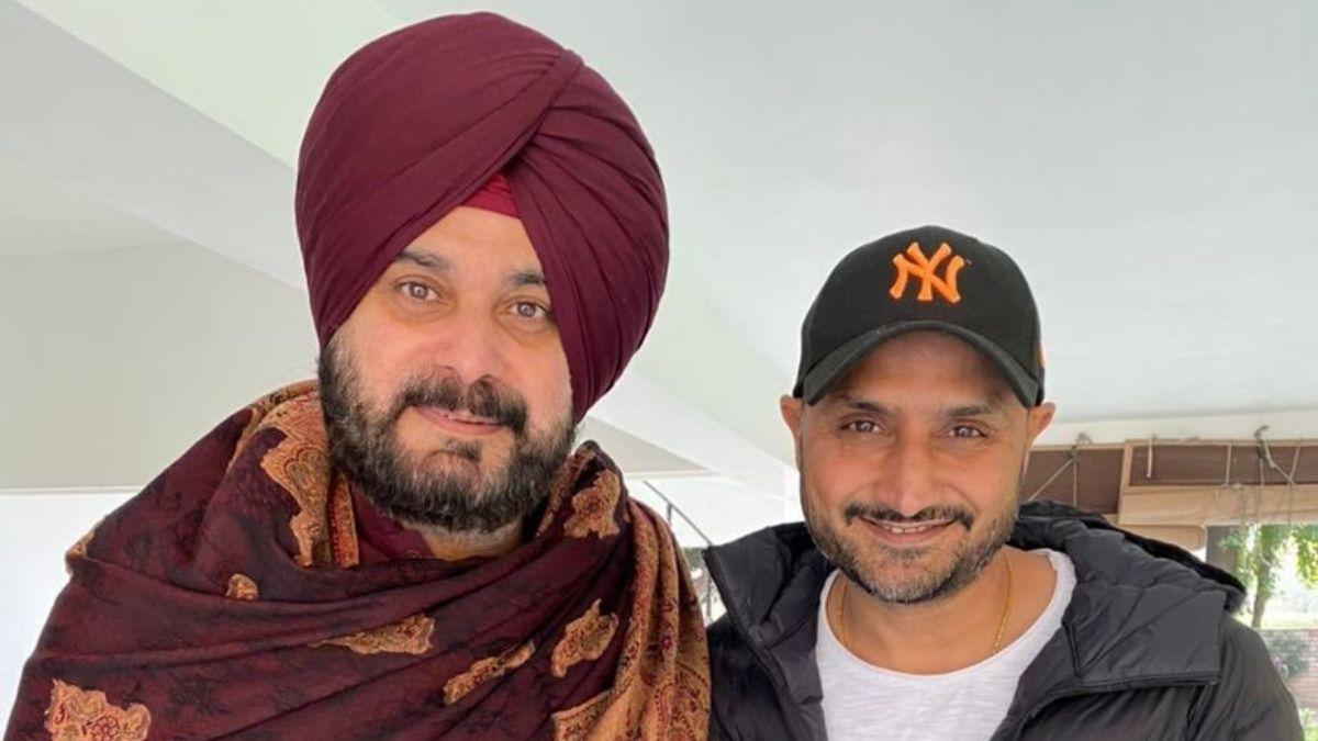 हाल ही में हरभजन सिंह के साथ नवजोत सिद्धू ने यह तस्वीर अपने ट्विटर पर शेयर की थी. 