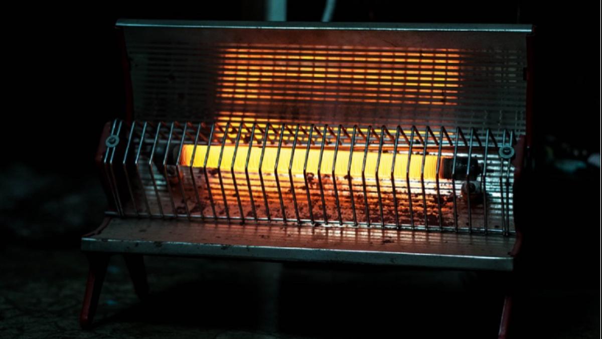 શિયાળામાં હીટર વાપરવાની આદતથી થાય છે આ 3 બીમારીઓ, નિષ્ણાતે કર્યો મોટો ખુલાસો 3 Winter care: सर्दियों में हीटर जलाए रखते हैं तो हो जाएं सावधान, सेहत को कई गंभीर खतरे - room heater use side effects disadvantages winter health problems lungs suffocation precautions tlif - AajTak