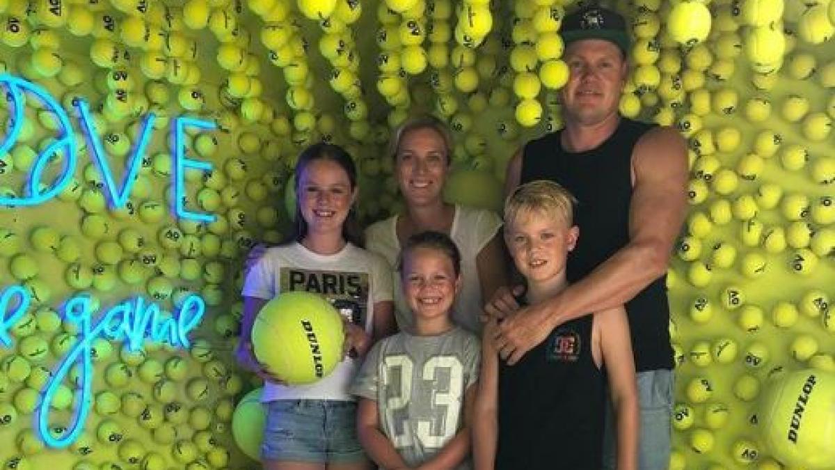 बच्‍ची अपने परिवार के साथ (फोटो- Instagram/cam_mclellan)