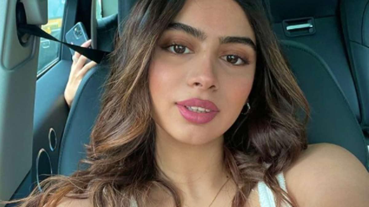 Khushi Kapoor ने मिरर सेल्फी से दिखाई अपने बेडरूम की झलक