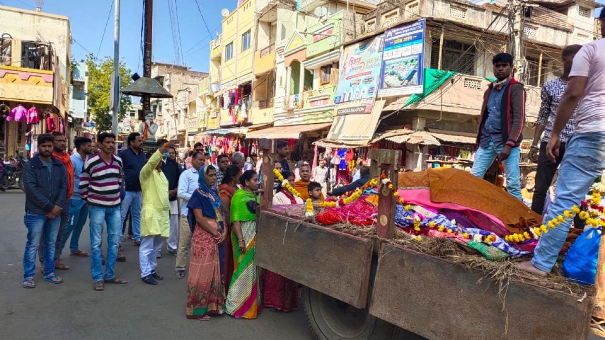 गाय की निकाली गई अंतिम यात्रा