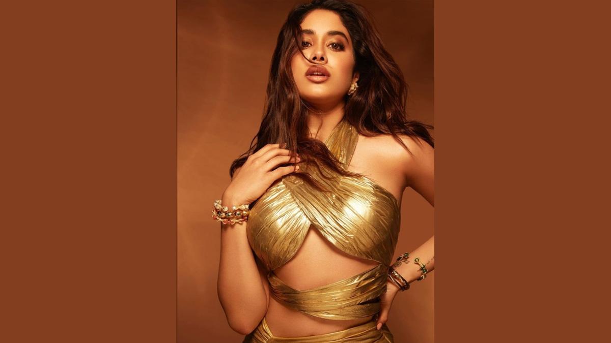 येलो ड्रेस में स्टनिंग लगी Jahnvi, सेट से रील की शेयर