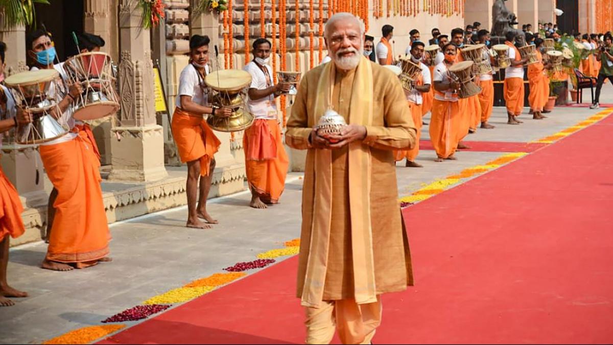 काशी विश्वनाथ परिसर में PM मोदी (फोटो- पीटीआई)