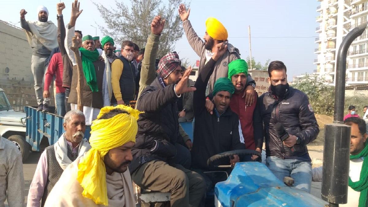 गाजीपुर बॉर्डर से किसानों का जत्था बिजनौर रवाना (फोटो- आजतक)