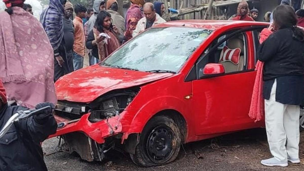 हादसे की शिकार कार.