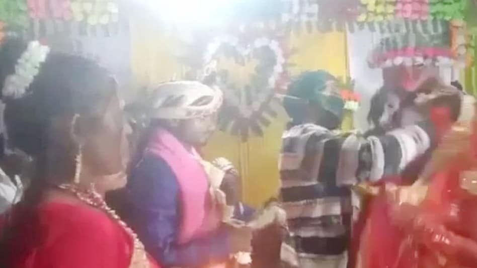 स्टेज पर चढ़ प्रेमी ने भरी दुल्हन की मांग