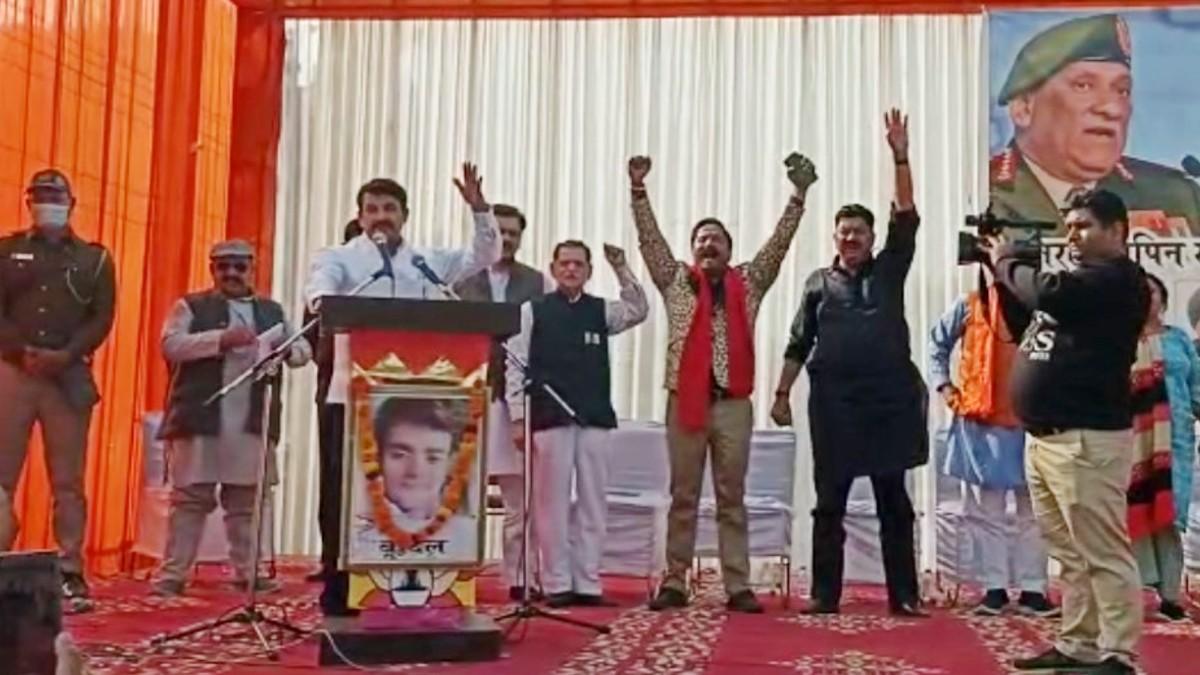 इस शोक सभा में बीजेपी सांसद मनोज तिवारी मौजूद थे.