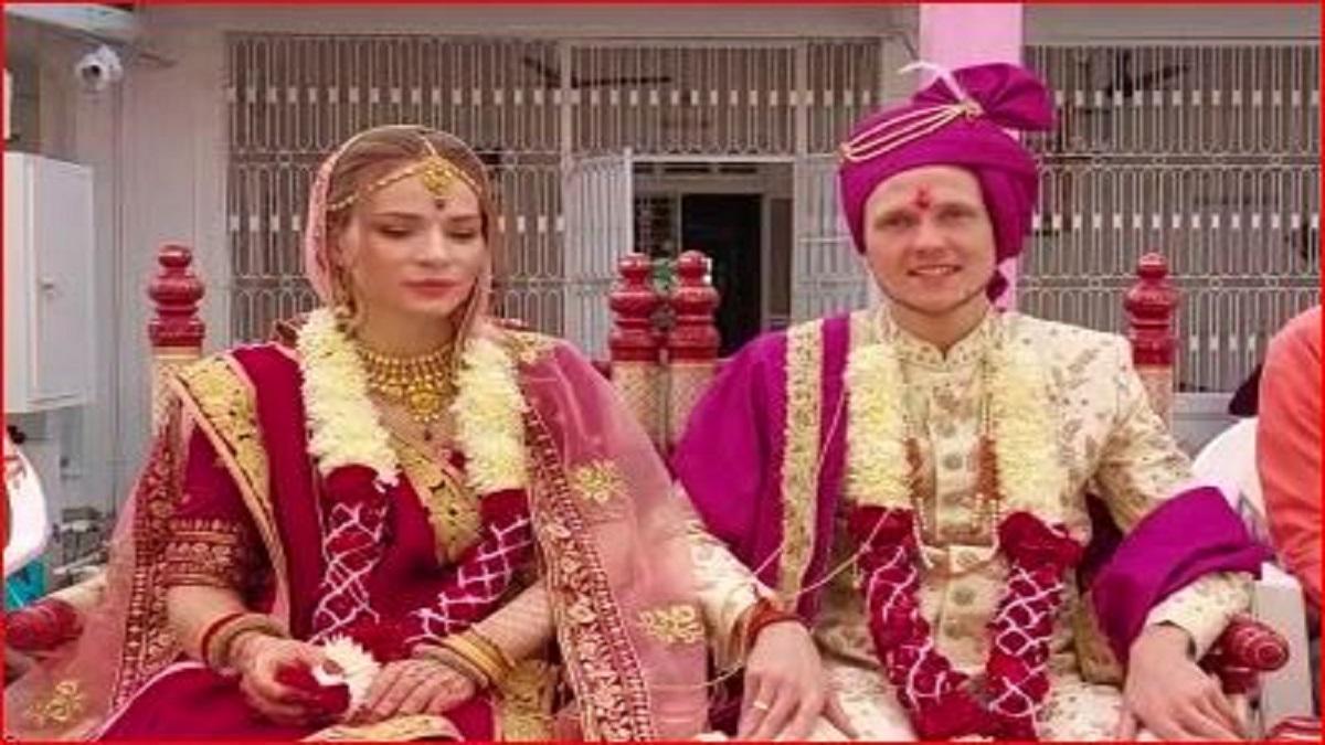 विदेशी कपल ने गुजरात में हिंदू रीति रिवाज से की शादी.
