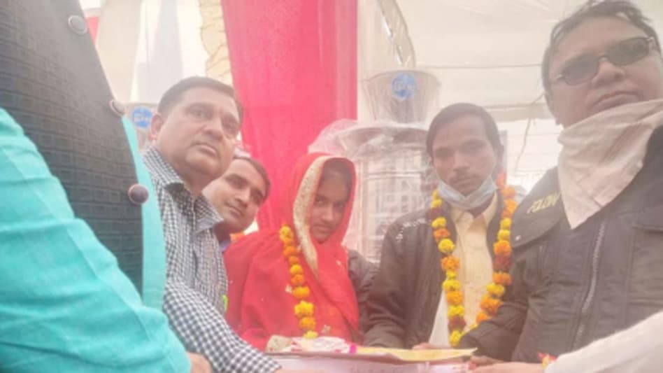 सामूहिक विवाह में युवक ने चचेरी बहन से की शादी