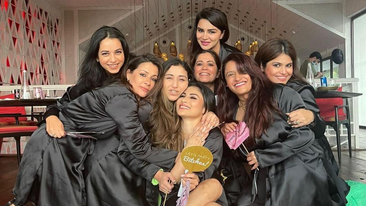 मौनी रॉय दोस्तों के साथ 