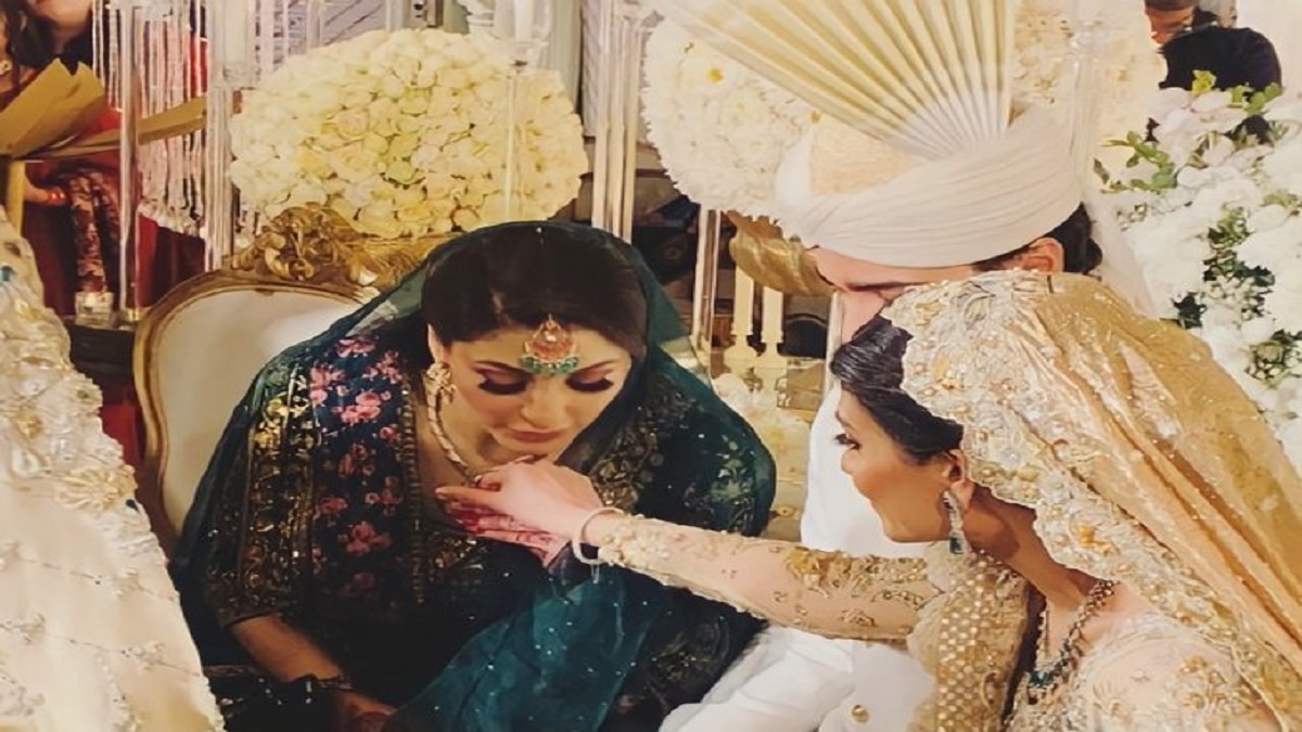 मरियम नवाज अपने बहू का हाथ चूमती हुईं (Photo- Twitter)