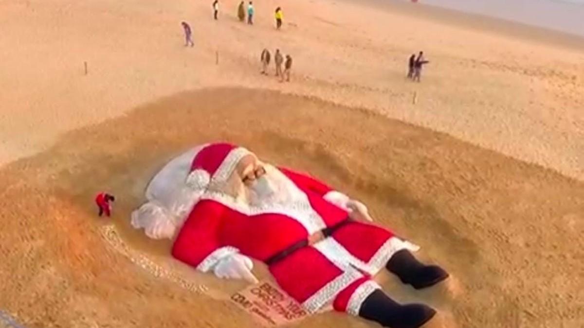 ओडिशा में बनाई गई सांता क्लॉस की कलाकृति.