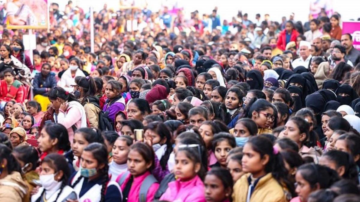 प्रियंका गांधी की रैली में महिलाओं की भारी भीड़