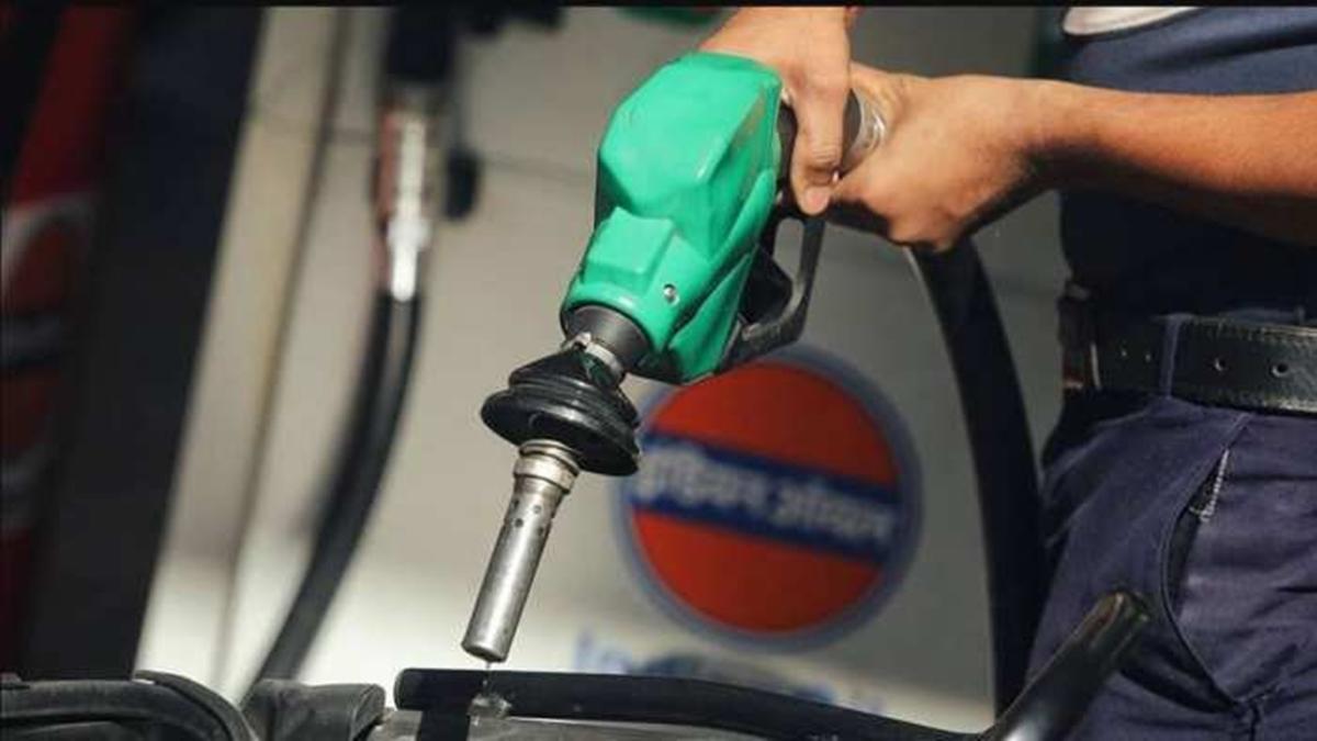 Petrol-Diesel Price Today: दिल्ली में भारी कटौती के बाद नई कीमत आज से लागू, जानिए आपके शहर में कितने में बिक रहा पेट्रोल-डीजल
