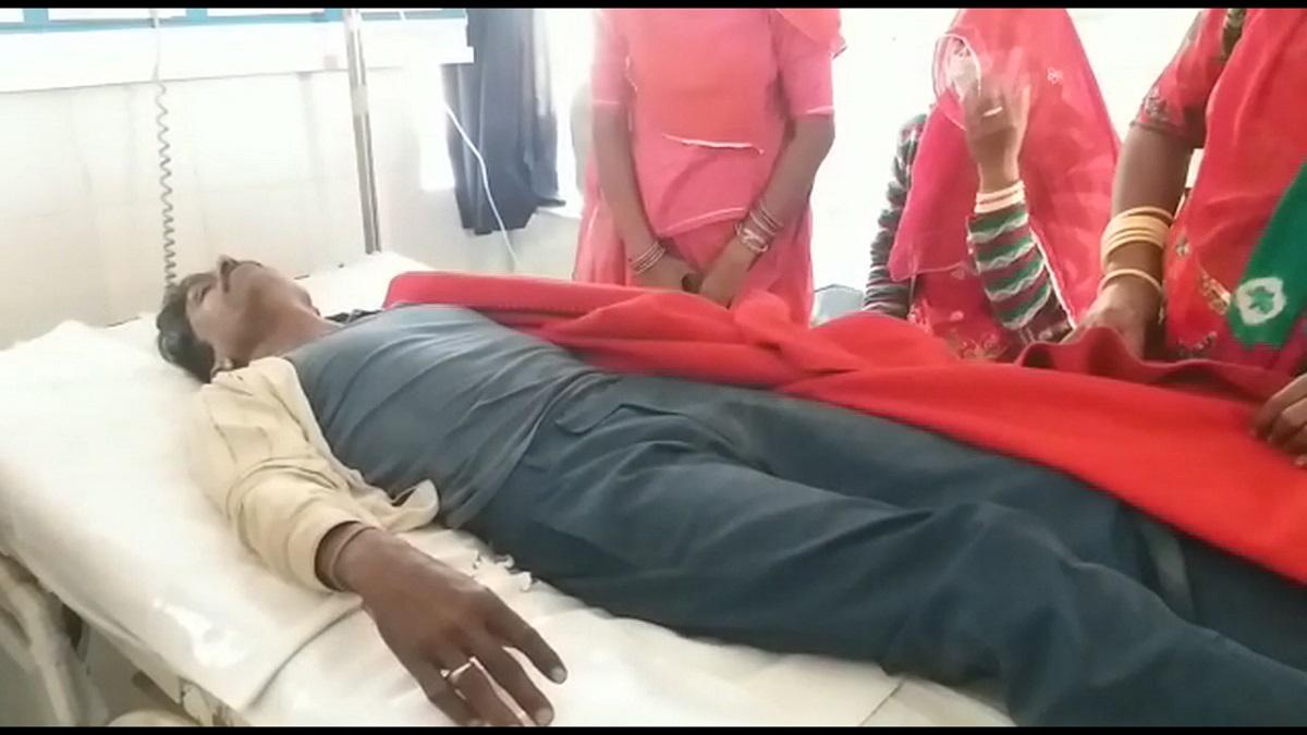 अस्पताल में भर्ती घायल युवक  