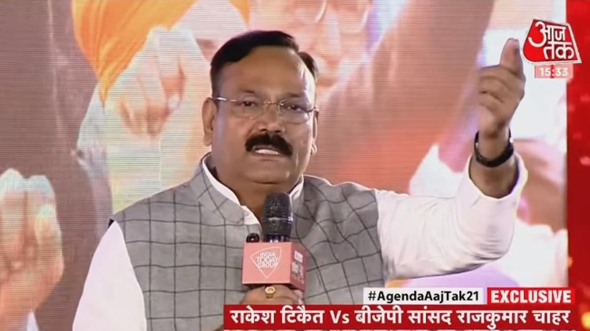 बीजेपी सांसद राजकुमार चाहर और राकेश टिकैत के बीच बहस.