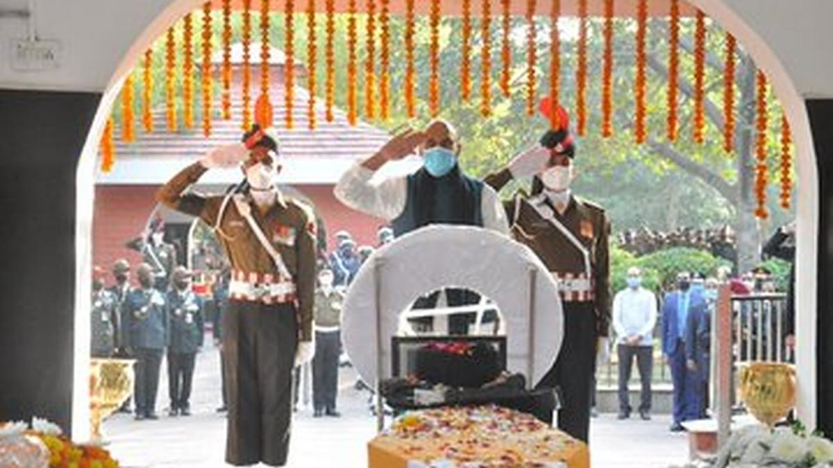 लेफ्टिनेंट कर्नल हरजिंदर सिंह को श्रद्धांजलि देते राजनाथ सिंह