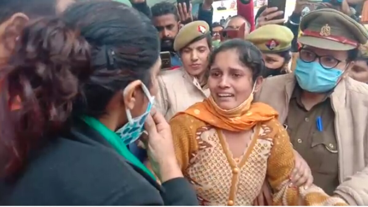 VIDEO: महिला ने कई पुलिस वालों को दिया धक्का, बढ़ने लगी CM योगी की ओर...