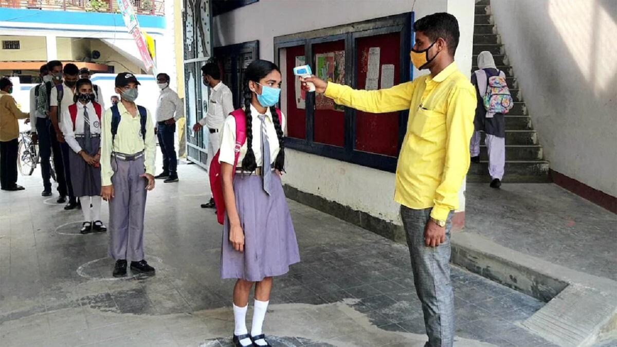 ओमिक्रॉन के बढ़ते खतरे के बीच बच्चों को स्कूल भेजें या नहीं? जानें- क्या कहते हैं एक्सपर्ट्स - coronavirus omicron variant cases india kids school open safety expert opinion tlif ...