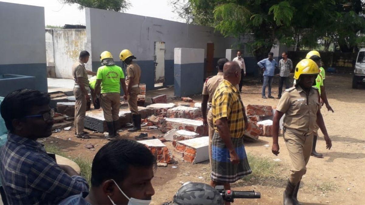दीवार गिरने से तीन बच्चों की मौत हो गई