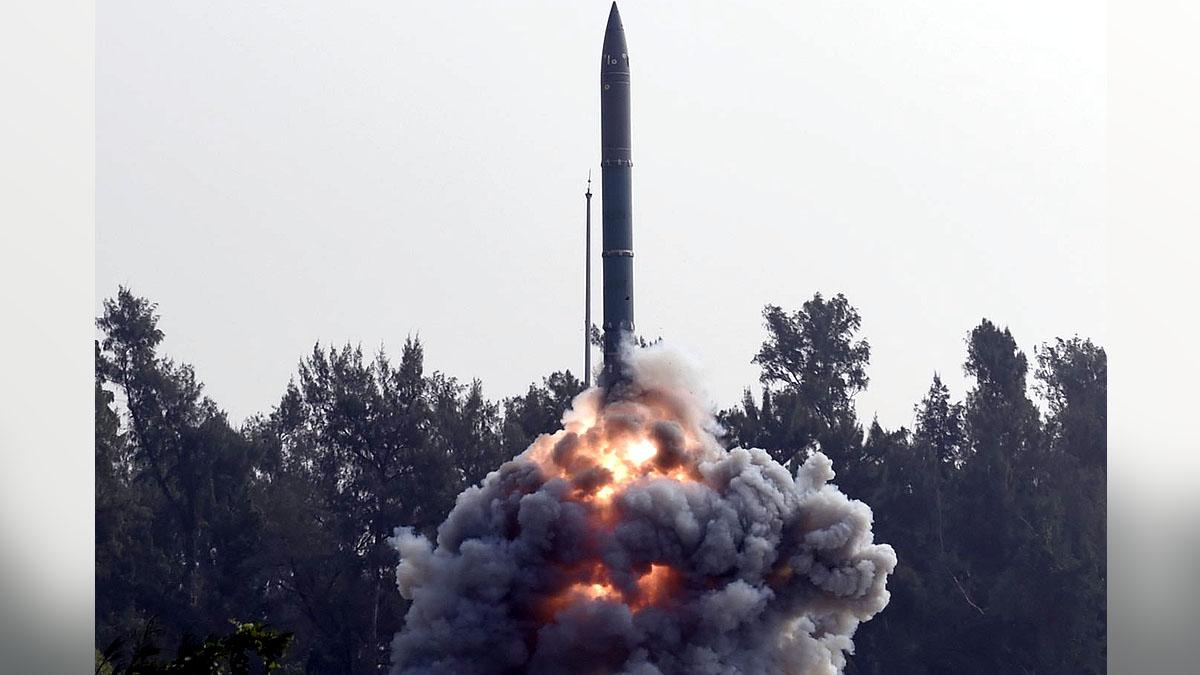 बालासोर स्थित डॉ. एपीजे अब्दुल कलाम व्हीलर द्वीप से दागी जाती S.M.A.R.T मिसाइल. (फोटोः DRDO)