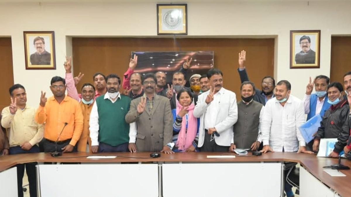 सीएम से मुलाकात के बाद पारा शिक्षकों के चेहरों पर मुस्कान देख मिली खुशी.