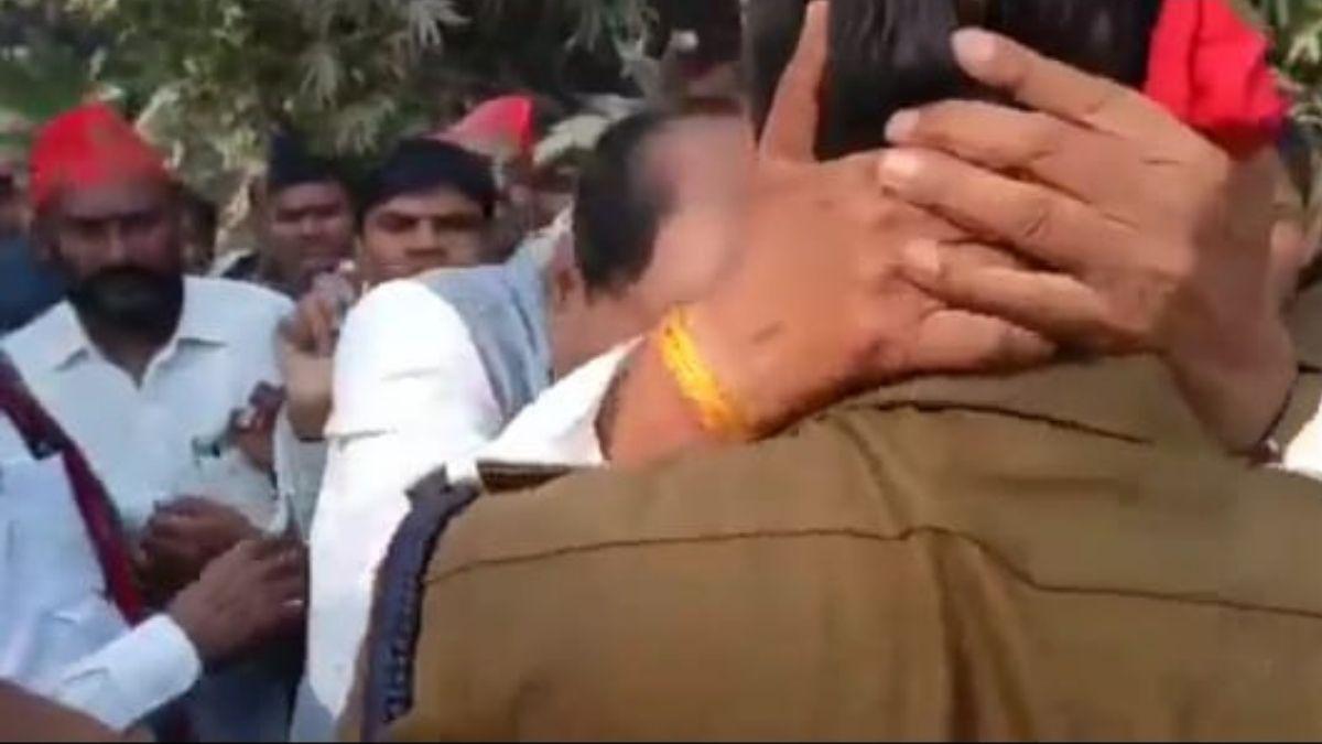 पु​लिस से भिड़ते समाजवादी पार्टी के नेता    फोटो: वीडियो ग्रैब