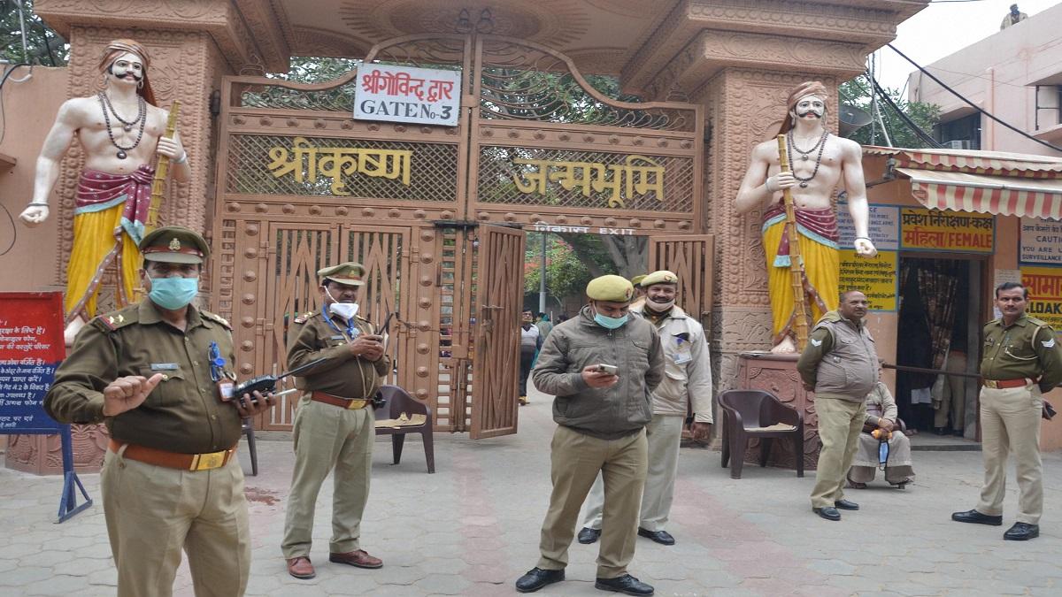 मथुरा में कृष्ण जन्मभूमि मंदिर के बाहर सुरक्षा बढ़ाई गई (फोटो- पीटीआई)
