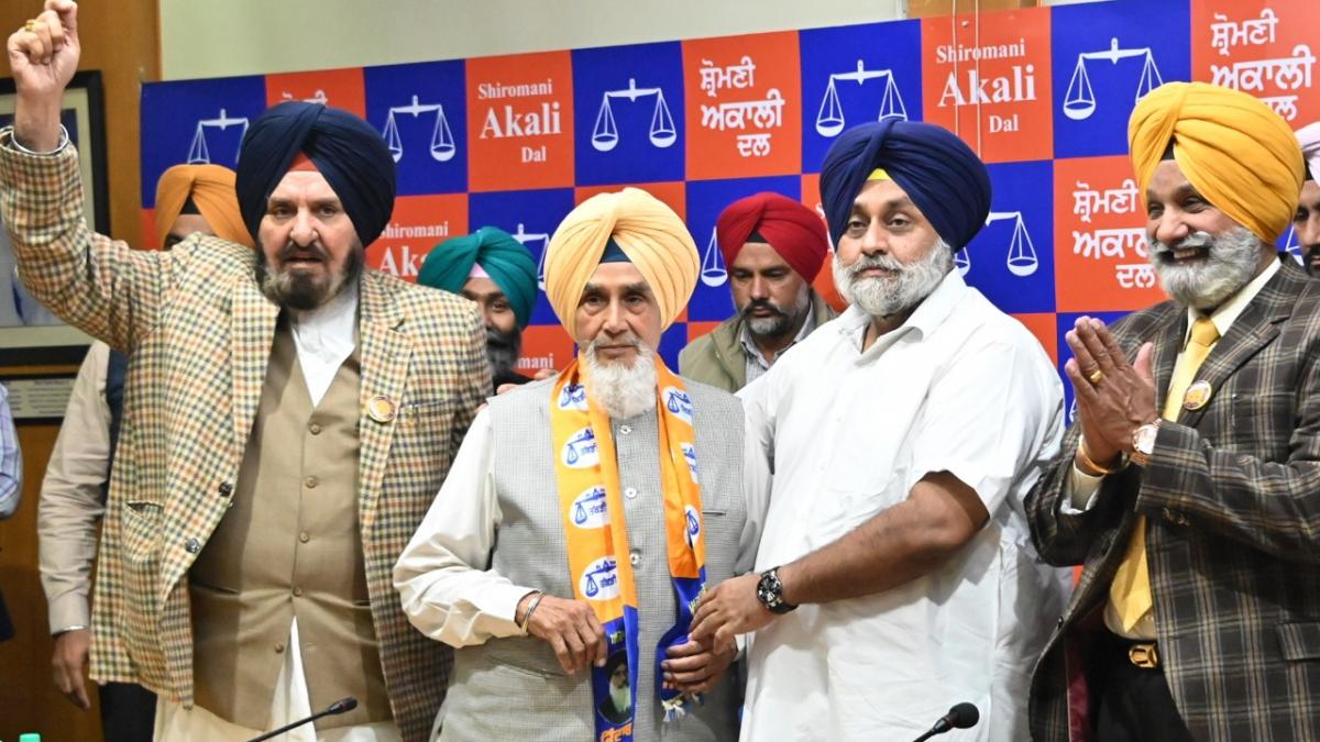 सुच्चा सिंह छोटेपुर को अकाली दल की सदस्यता दिलाते सुखबीर बादल