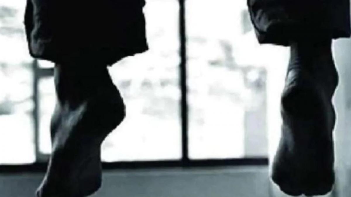 रीवा: 'सॉरी पापा' लिखकर फंदे से लटककर नर्स ने दी जान, पति से चल रही थी अनबन