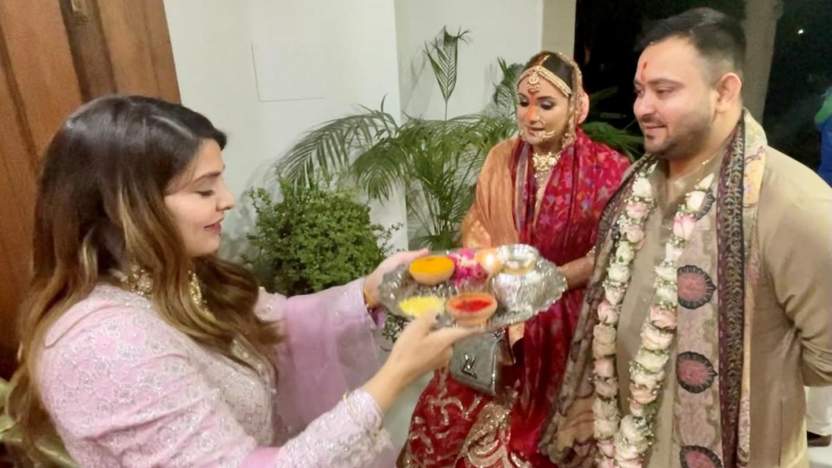 तेजस्वी और राशेल उर्फ राजेश्वरी की आरती उतारतीं उनकी बहन