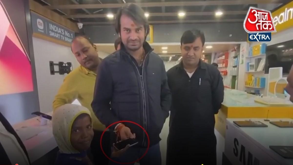 ज प्रताप ने गरीब बच्ची को ₹50 हजार का iPhone किया गिफ्ट.