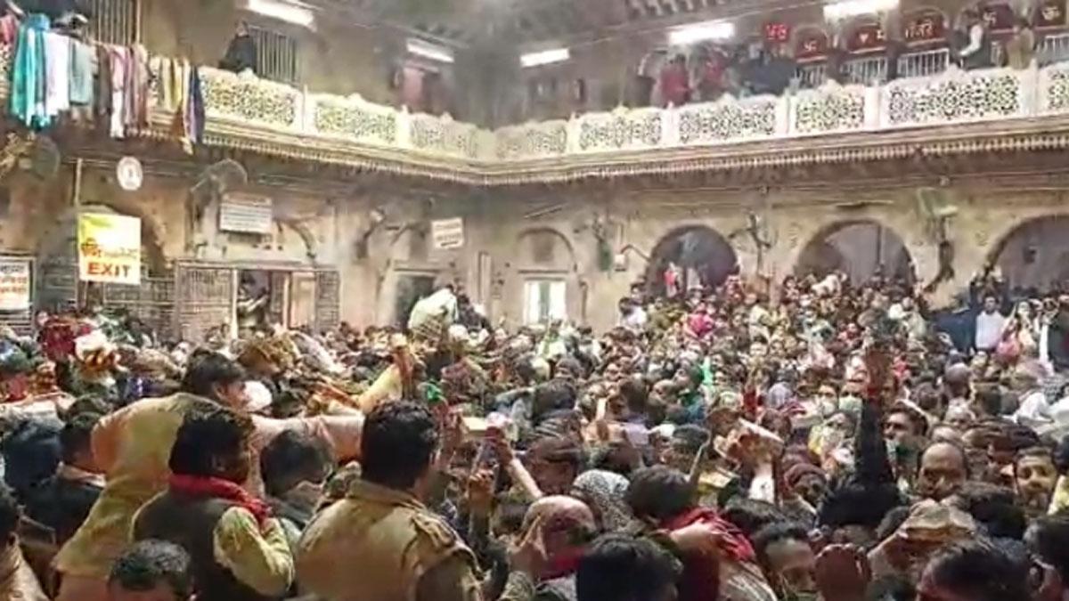 मंदिर में भगवान के दर्शन करने उमड़ी भीड़ 