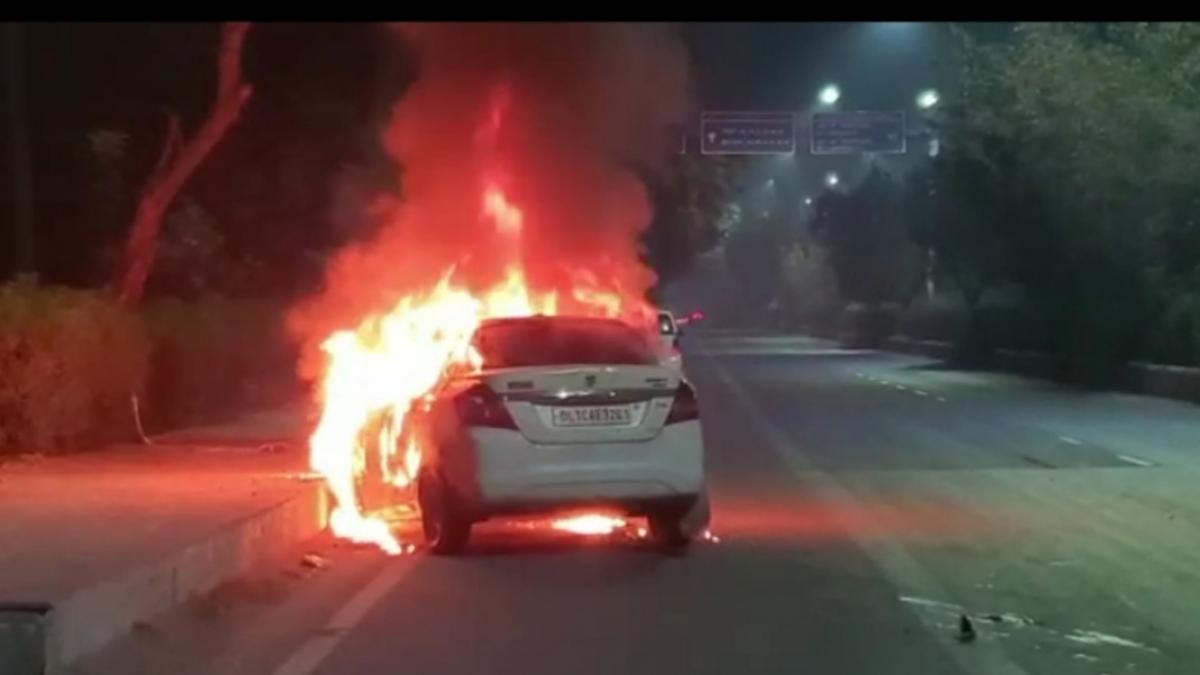 दो कारों की आपस में हुई टक्कर