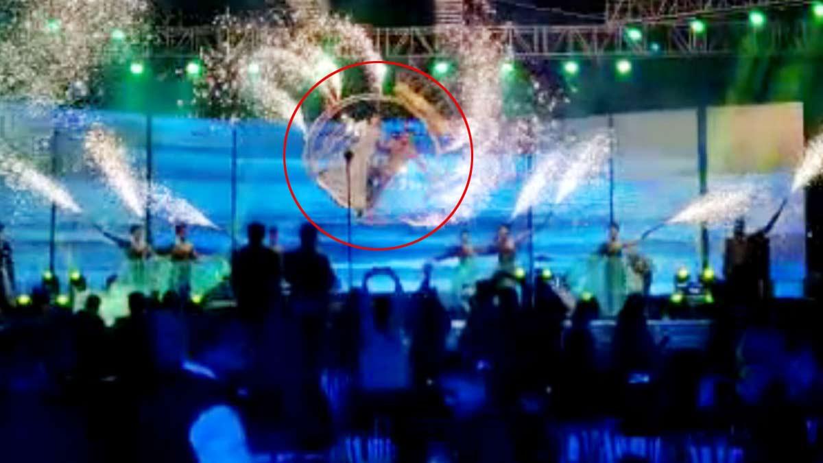  12 फीट की ऊंचाई से नीचे गिरे दूल्हा-दुल्हन