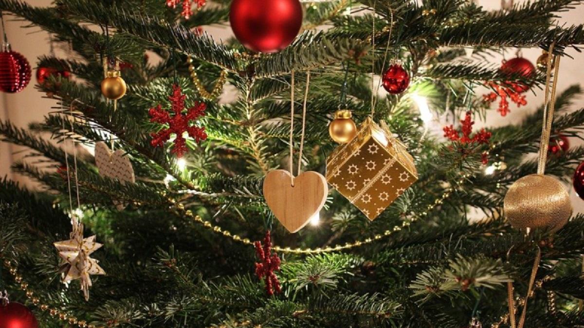 घर पर खूबसूरत तरीके से सजाएं क्रिसमस ट्री
