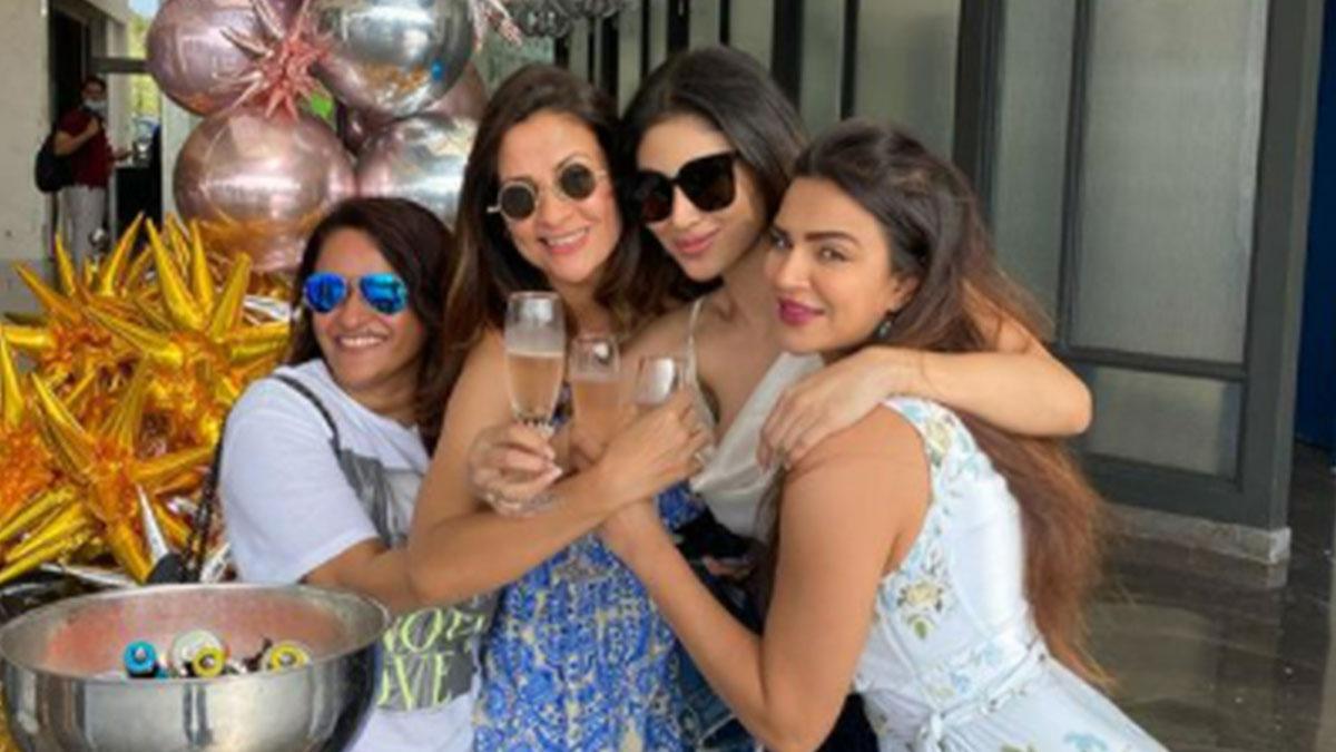 गोवा में दोस्तों संग छुट्टियां मना रहीं Mouni Roy, तस्वीरें की शेयर