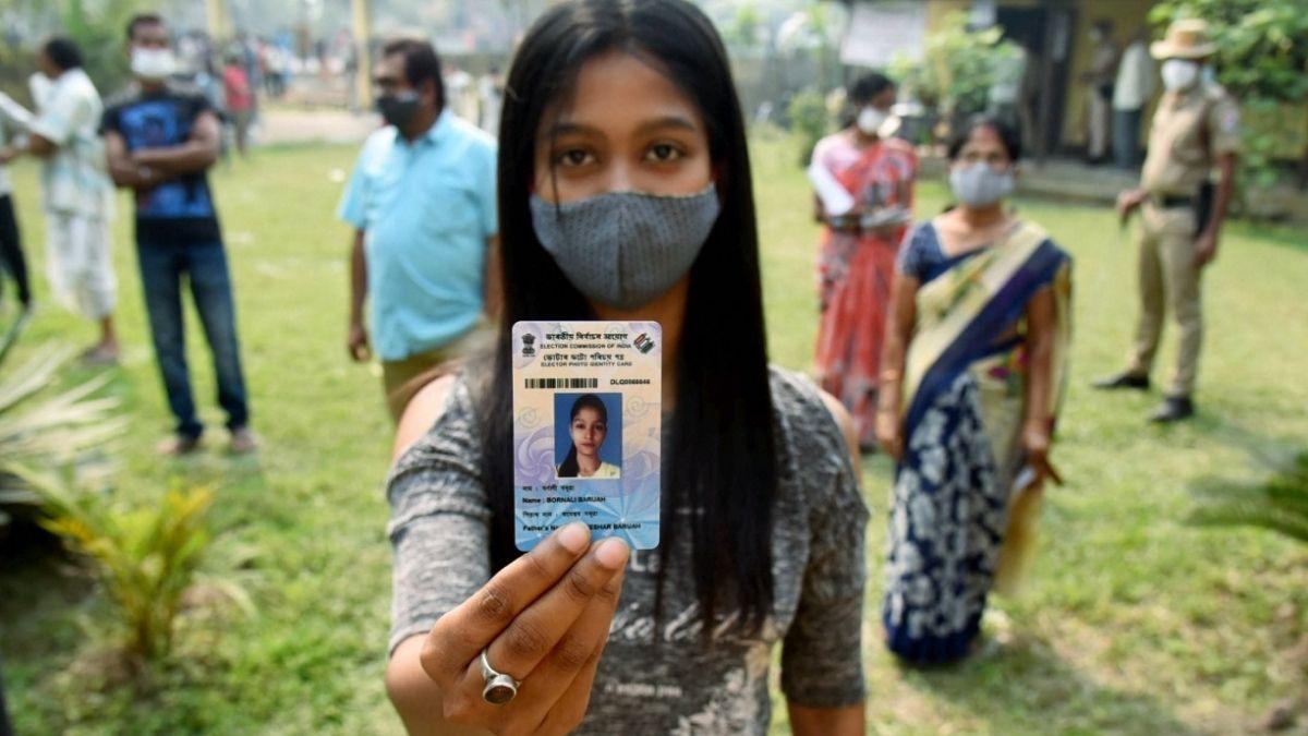 वोटर आईडी से आधार को लिंक करने की सिफारिश चुनाव आयोग ने की थी. (फाइल फोटो-PTI)